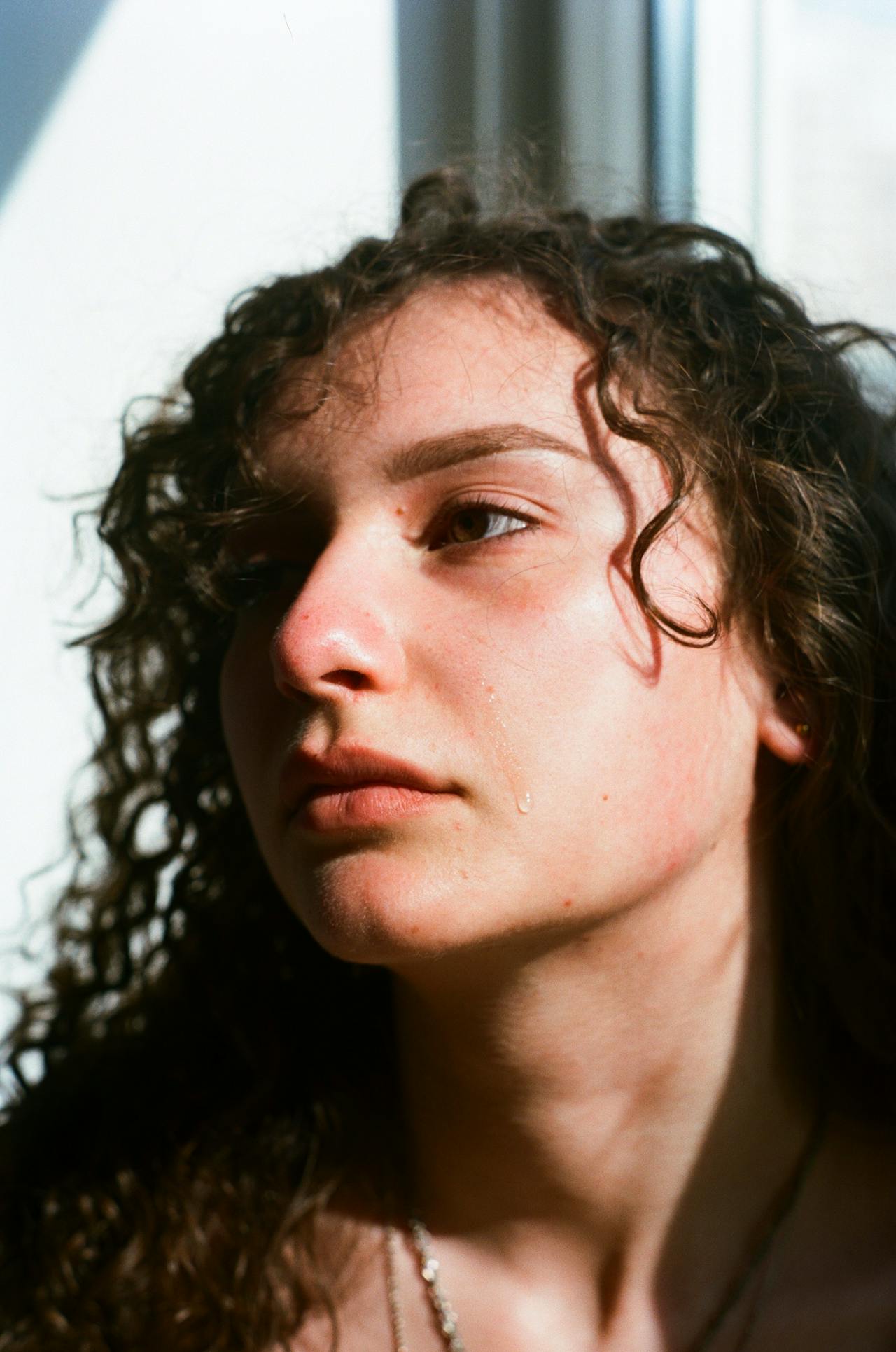 Trop d'émotions visage femme avec larmes